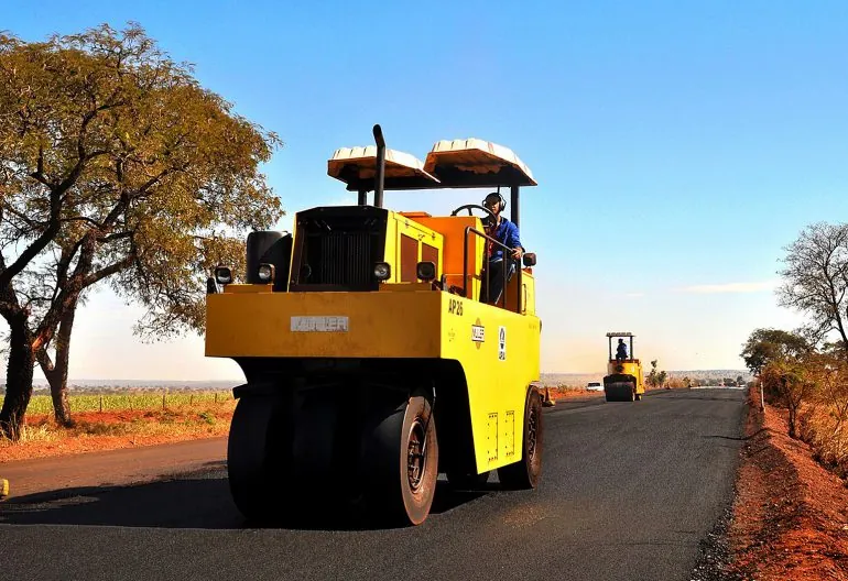 DNIT MG - BR 365 - Restauração Rodoviária - Rolo de Pneu